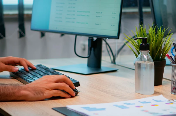 La COVID-19 continua present: mesures essencials per a les empreses davant un cas de COVID-19 a la plantilla